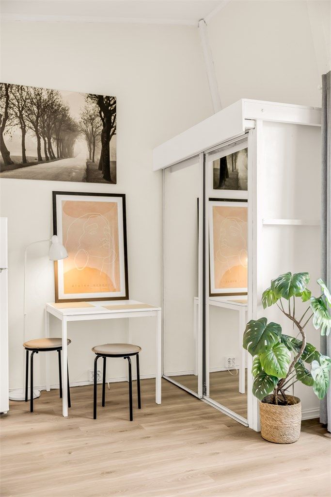 Leiligheten har en romslig skyvedørsgarderobe for praktisk oppbevaring.