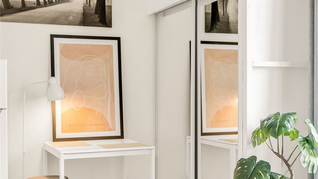 Leiligheten har en romslig skyvedørsgarderobe for praktisk oppbevaring.