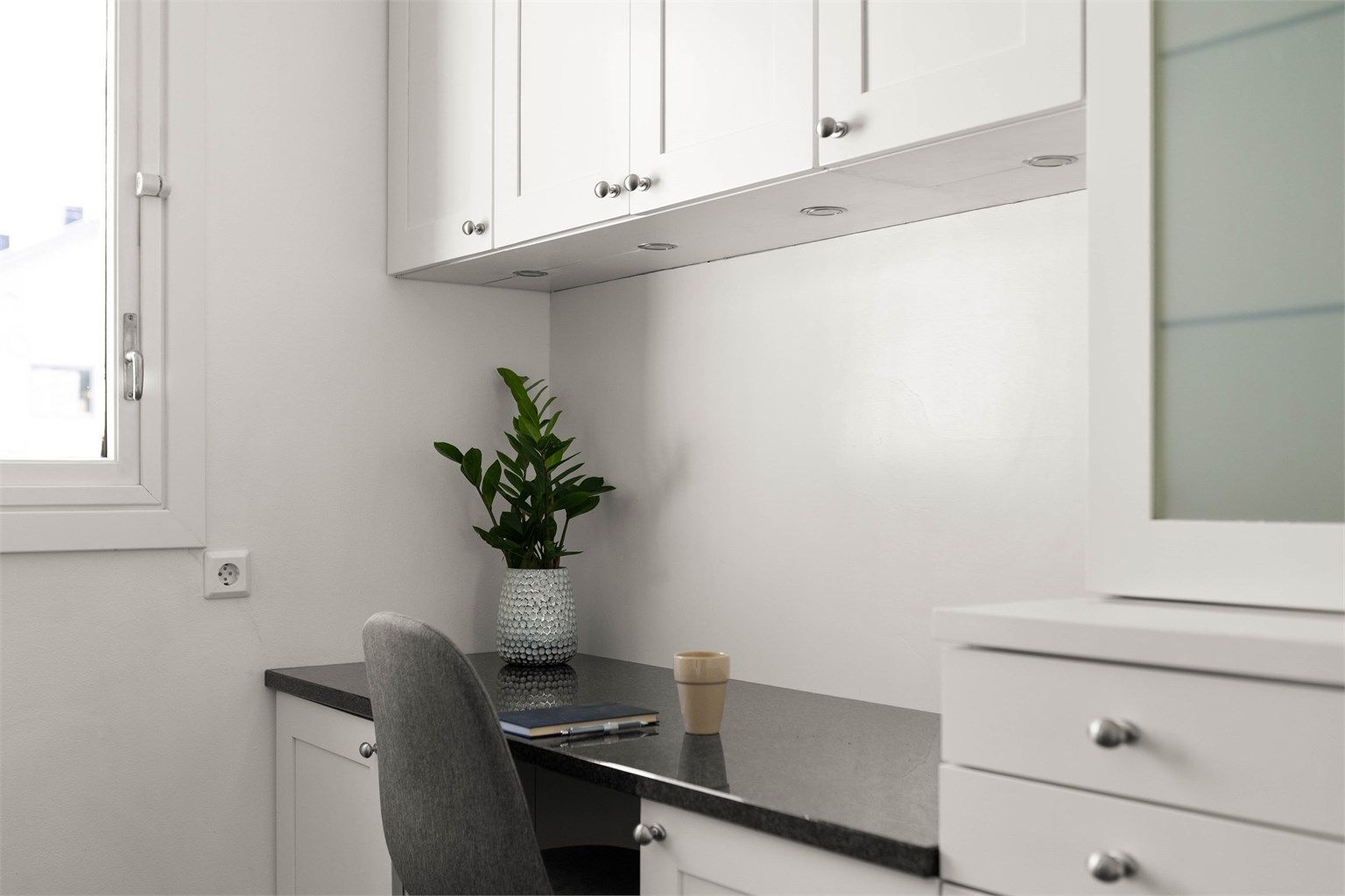 God arbeidsbelysning med downlights og gjennomtenkte detaljer.