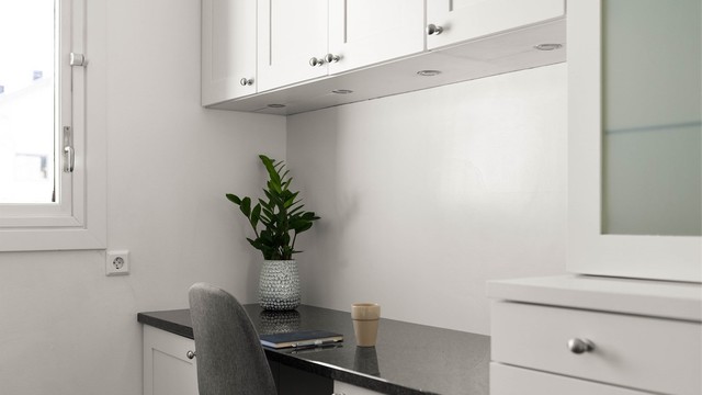 God arbeidsbelysning med downlights og gjennomtenkte detaljer.