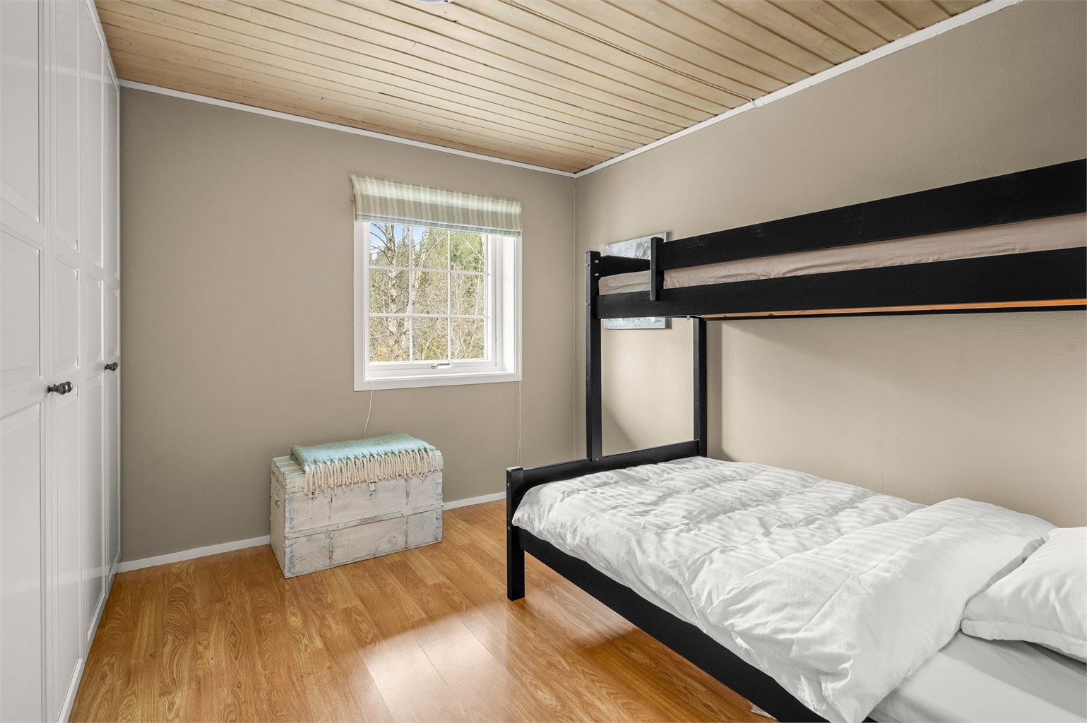 Soverom 2 måler 11,5 kvm. Rommet er opprinnelig byggemeldt som deler av gang, balkong/inngansparti og et mindre soverom. Deler av arealet er av den grunn ikke godkjent for varig opphold. Kjøper overtar alt ansvar, eventuell kostnad og risiko med dette. 