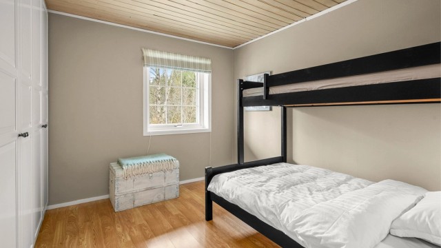 Soverom 2 måler 11,5 kvm. Rommet er opprinnelig byggemeldt som deler av gang, balkong/inngansparti og et mindre soverom. Deler av arealet er av den grunn ikke godkjent for varig opphold. Kjøper overtar alt ansvar, eventuell kostnad og risiko med dette.