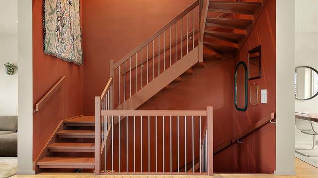 Trappen er malt i en moderne farge som står i stil med resten av boligen.