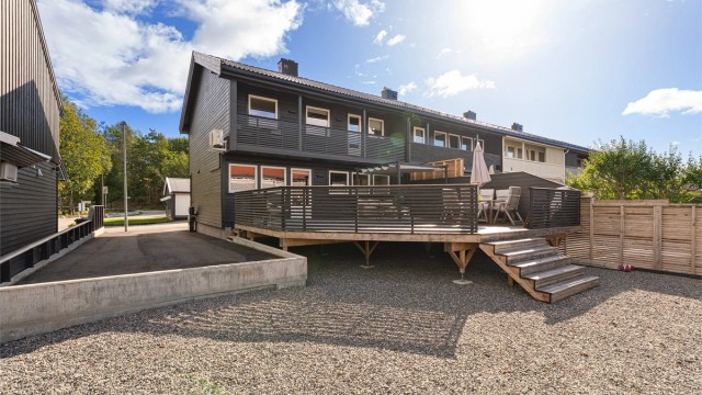 Her får du en romslig og solrik tomt som er planert og klart for å anlegge hage, videre støpt platting klargjort for strøm/vann til boblebad eller utekjøkken