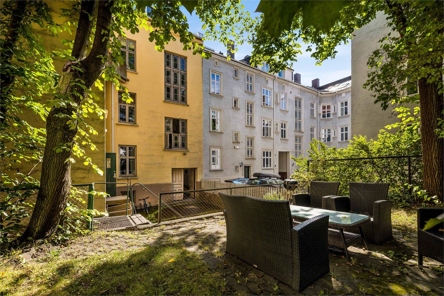 Her har du umiddelbar nærhet til både ro og urbant liv, med hyggelige kaféer, nisjeforretninger, restauranter og servicetilbud rett rundt hjørnet. 