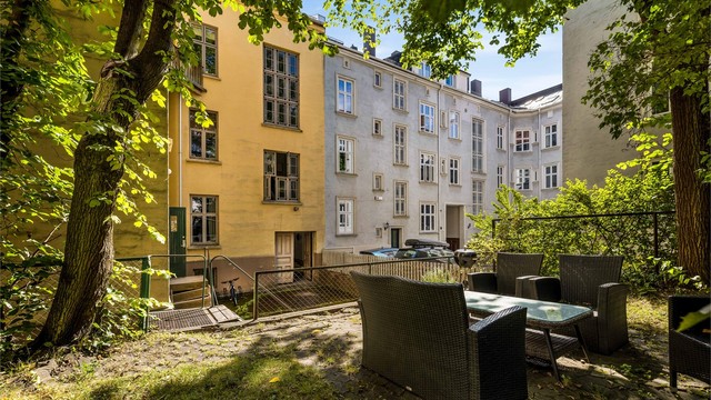 Her har du umiddelbar nærhet til både ro og urbant liv, med hyggelige kaféer, nisjeforretninger, restauranter og servicetilbud rett rundt hjørnet.