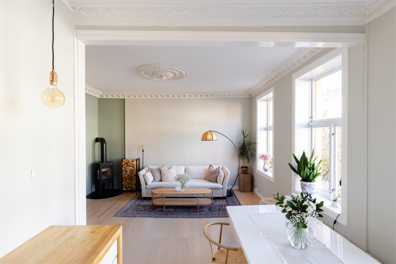 Stuen og kjøkkenet ligger i en sosial åpen løsning, som gjør at man får ett stort oppholdsrom.