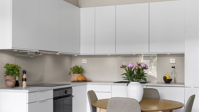 Åpen løsning med plass til spisebord i tilknytning til kjøkkenet.