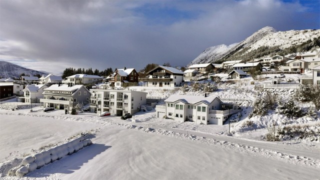 Det er kort avstand til barnehage, og Godøy skule ligger ca. 1,2 km unna.