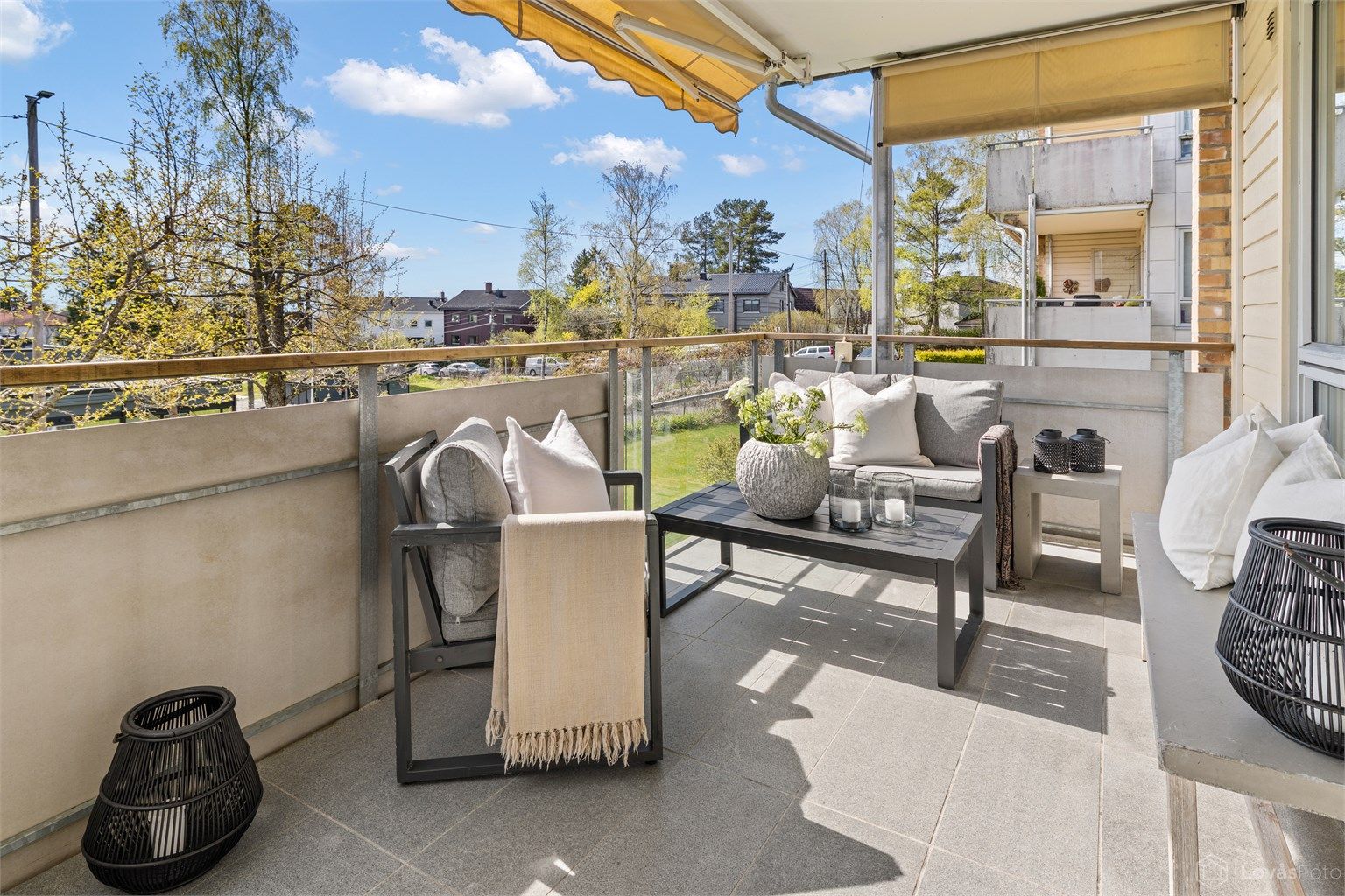 Fra stuen er det utgang til en romslig, sydvendt balkong på 9 m² med flislagt gulv.