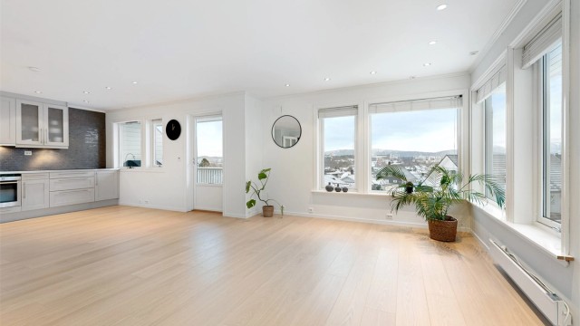 Stor og romslig stue i åpen løsning med kjøkken