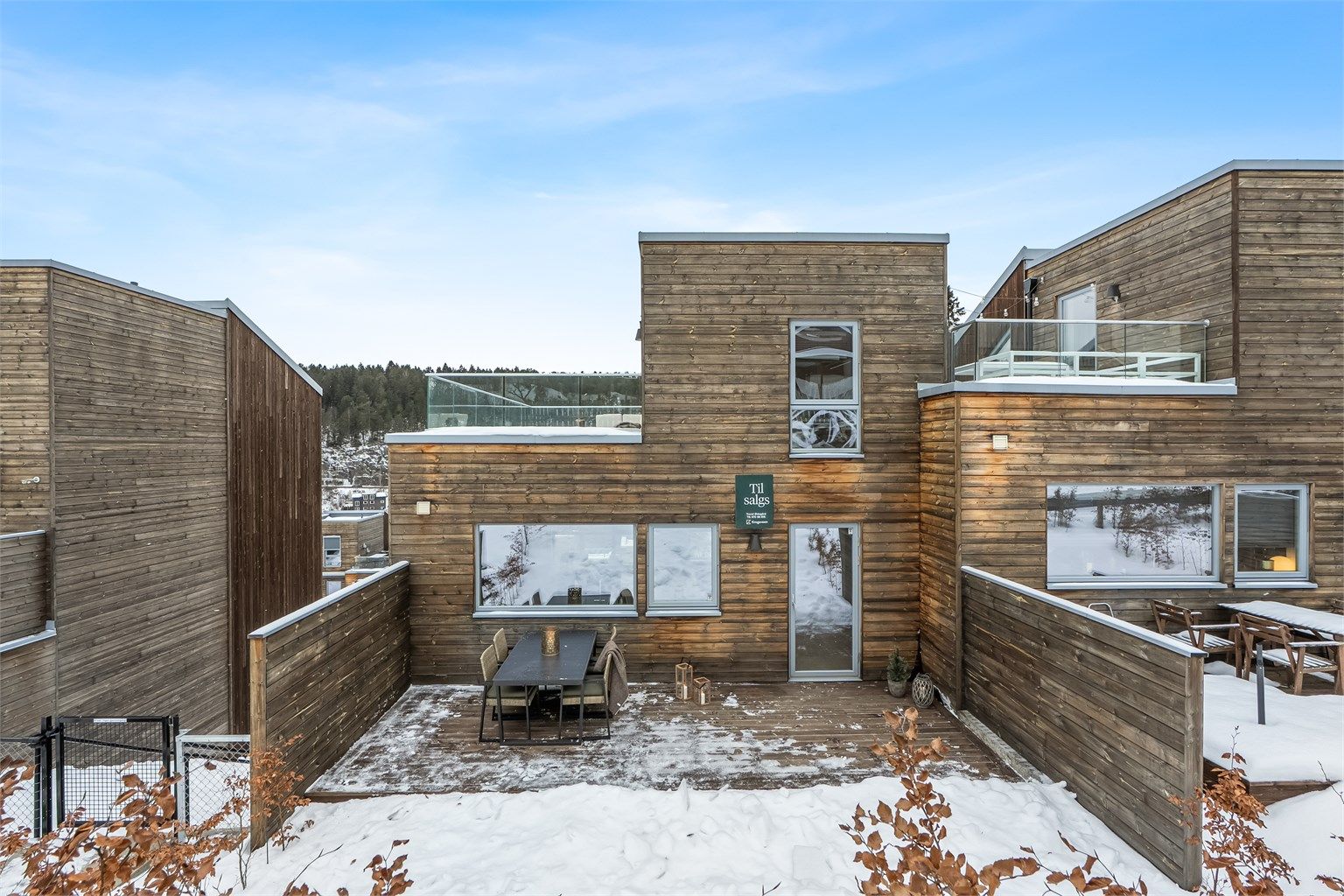 Store vindusflater med 3-lags glass bidrar til energieffektivitet og godt med dagslys.