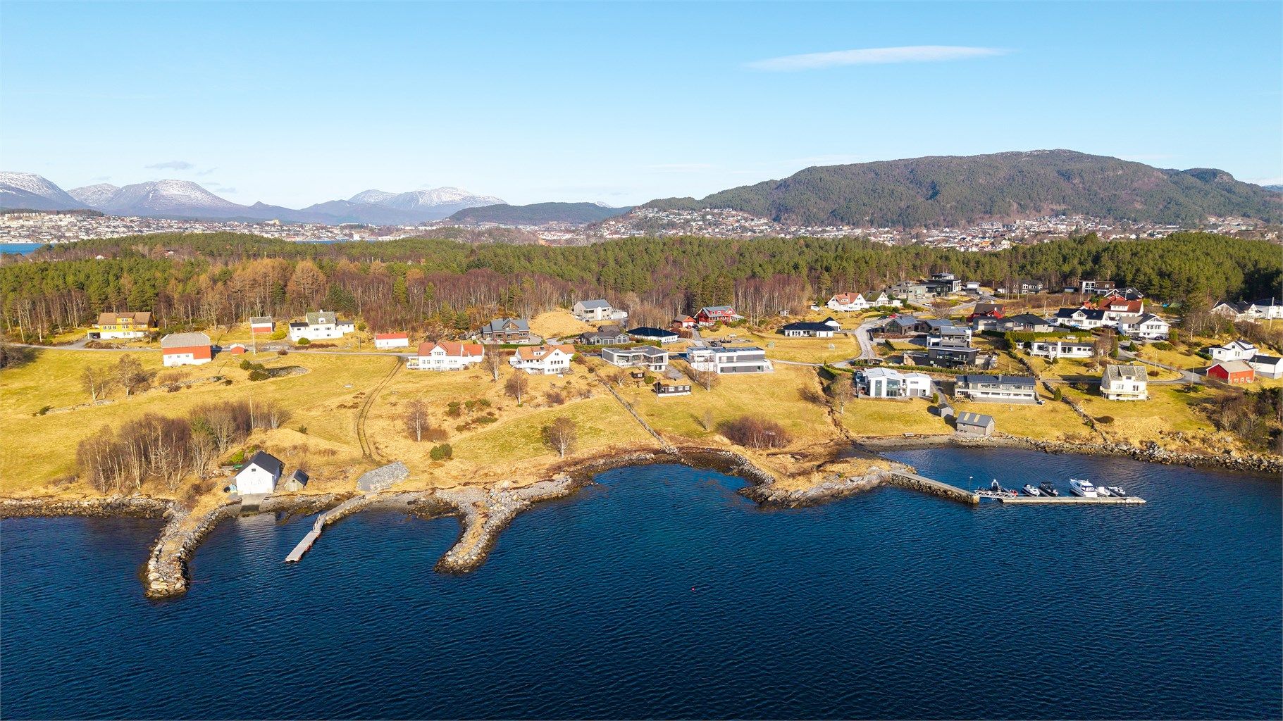 Dronebilde av boligområde på Inste Hankane tatt fra sjøsiden 