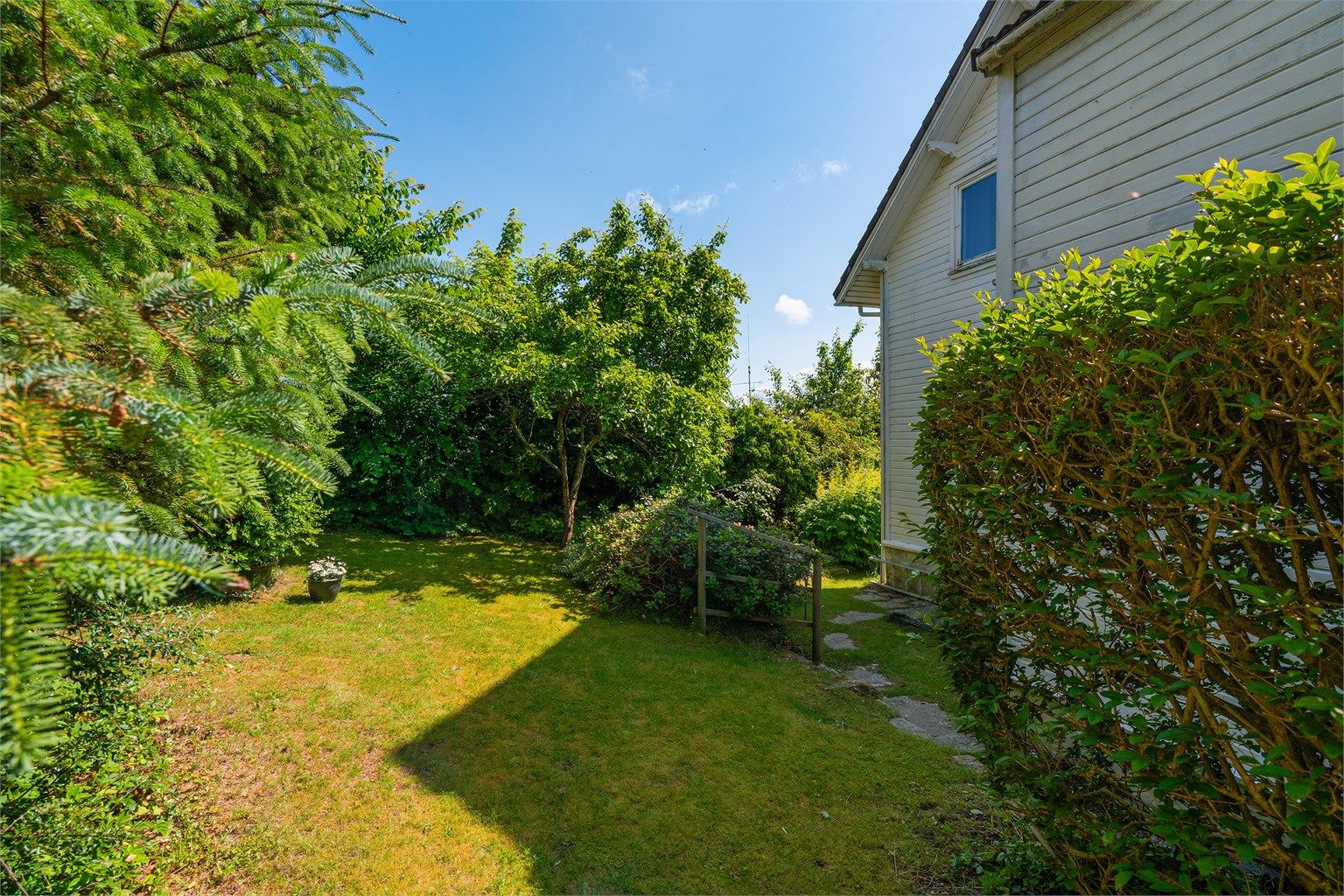 Bakhagen er skjermet for innsyn og deler av den grenser mot grønt friareal