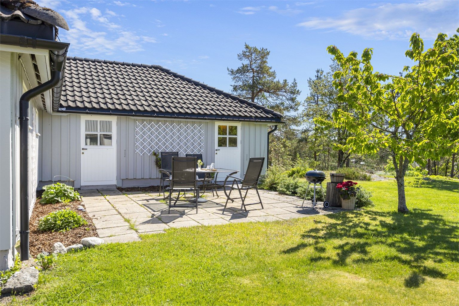 En av flere uteplasser på eiendommen, med god plass til utemøbler hvor man kan nyte sol fra tidlig morgen til sent på kveld, helt usjenert.