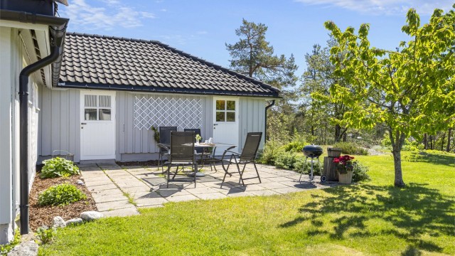 En av flere uteplasser på eiendommen, med god plass til utemøbler hvor man kan nyte sol fra tidlig morgen til sent på kveld, helt usjenert.