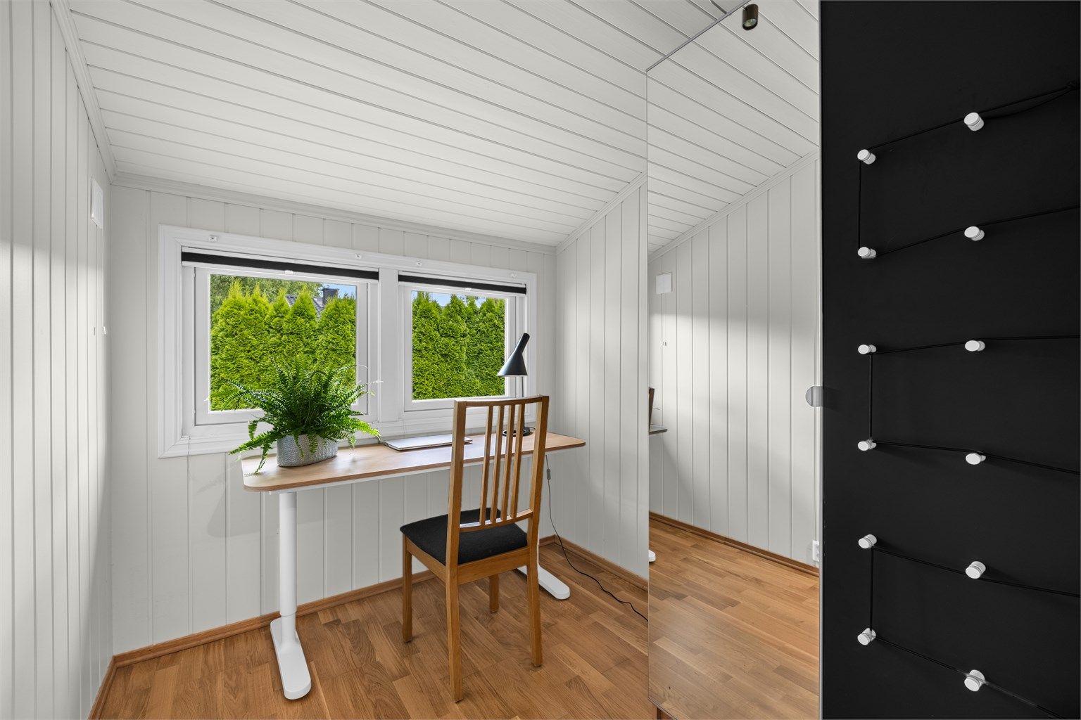 Soverom 3 har  en fin plass som i dag benyttes som kontor/walk-in-closet. (Dette er en utvidelse av soverom 3 hvor tillatelse ble gitt av kommunen i 2003 - ikke avsluttet med midlertidig brukstillatelse/ferdigattest)