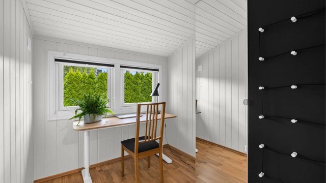 Soverom 3 har en fin plass som i dag benyttes som kontor/walk-in-closet. (Dette er en utvidelse av soverom 3 hvor tillatelse ble gitt av kommunen i 2003 - ikke avsluttet med midlertidig brukstillatelse/ferdigattest)