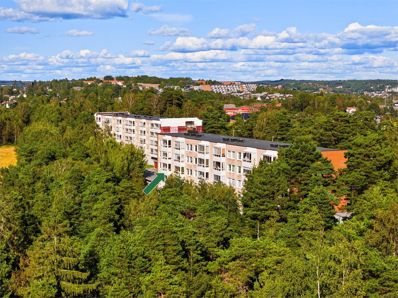 Leiligheten er gjennomgående i nordre ende av andre etasje, med innglasset og usjenert veranda orientert i vestlig retning.
