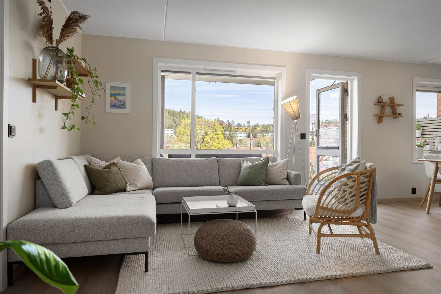 Fra stuen er det utgang til en flott terrasse som strekker seg langs hele leiligheten