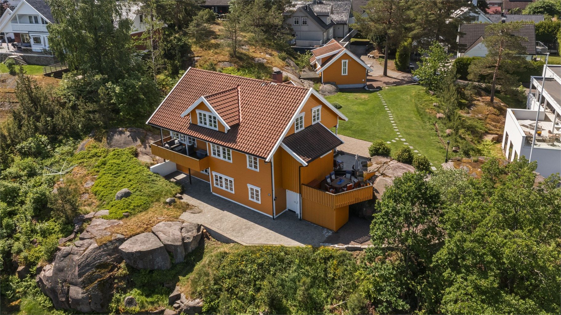 Boligen går over 3 plan og inneholder bl.a. 5 soverom, 2 bad, flere stuer, kjøkken og rikelig lagringsmuligheter. Underetasjen har også godkjent hybel med stue/kjøkken, bad og 2 soverom - dette er en stor bolig som er perfekt for en storfamilie!