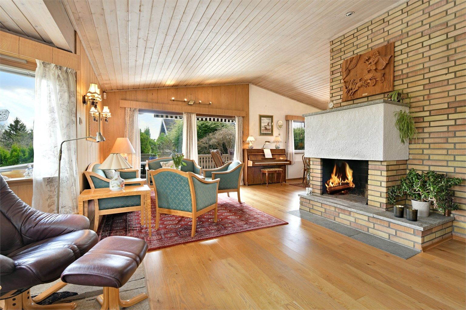 Stue - god plass til sofaløsning, spisebord, m.m. - utgang til solrik uteplass via skyvedør - peis