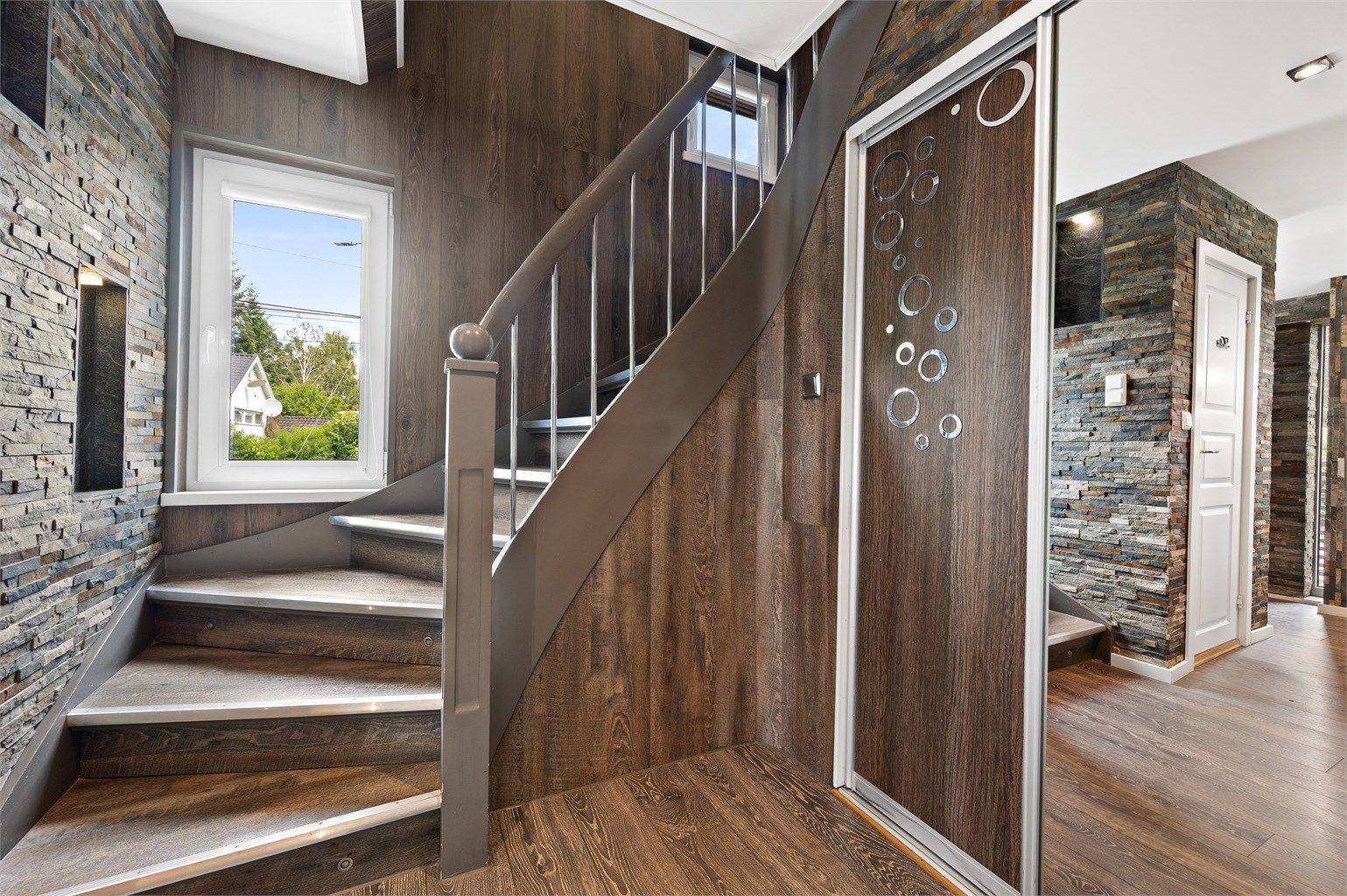 Gang med skyvedørsgarderobe 1. etasje