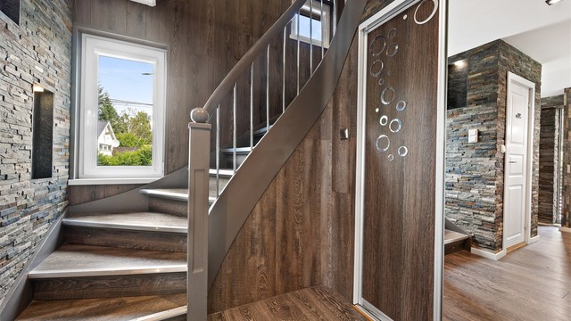 Gang med skyvedørsgarderobe 1. etasje