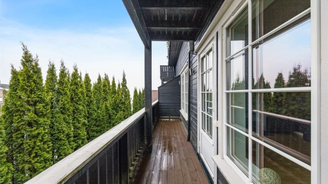 Balkongen på 9 m² har utgang fra stuen og er en fin, skjermet uteplass.