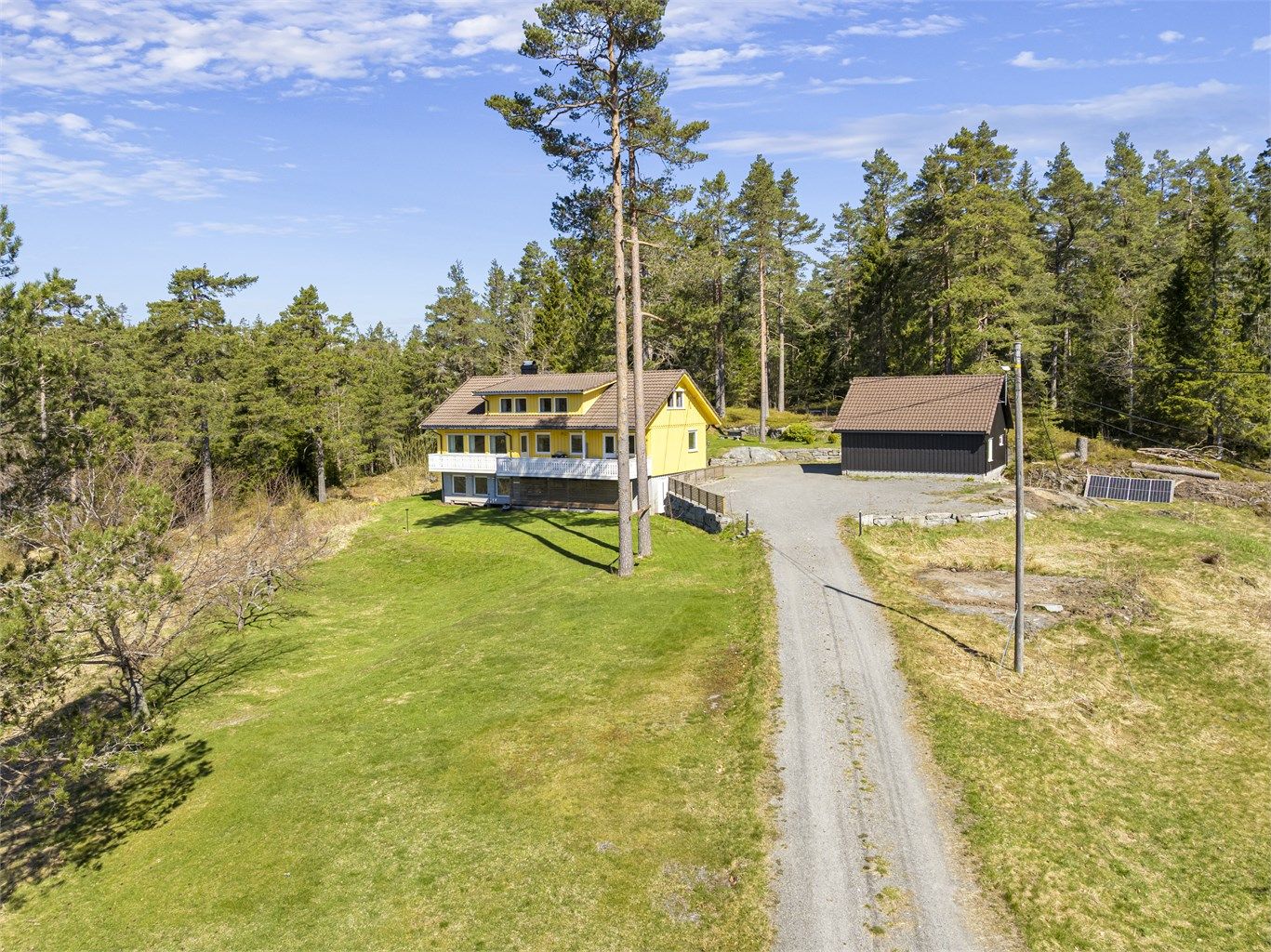 Eiendommen ligger fritt i terrenget, med gode solforhold.