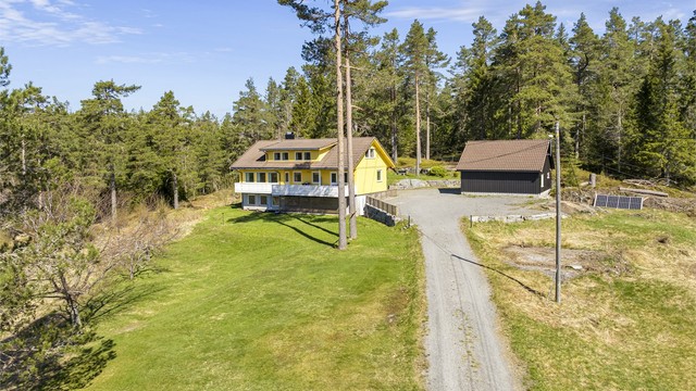 Eiendommen ligger fritt i terrenget, med gode solforhold.