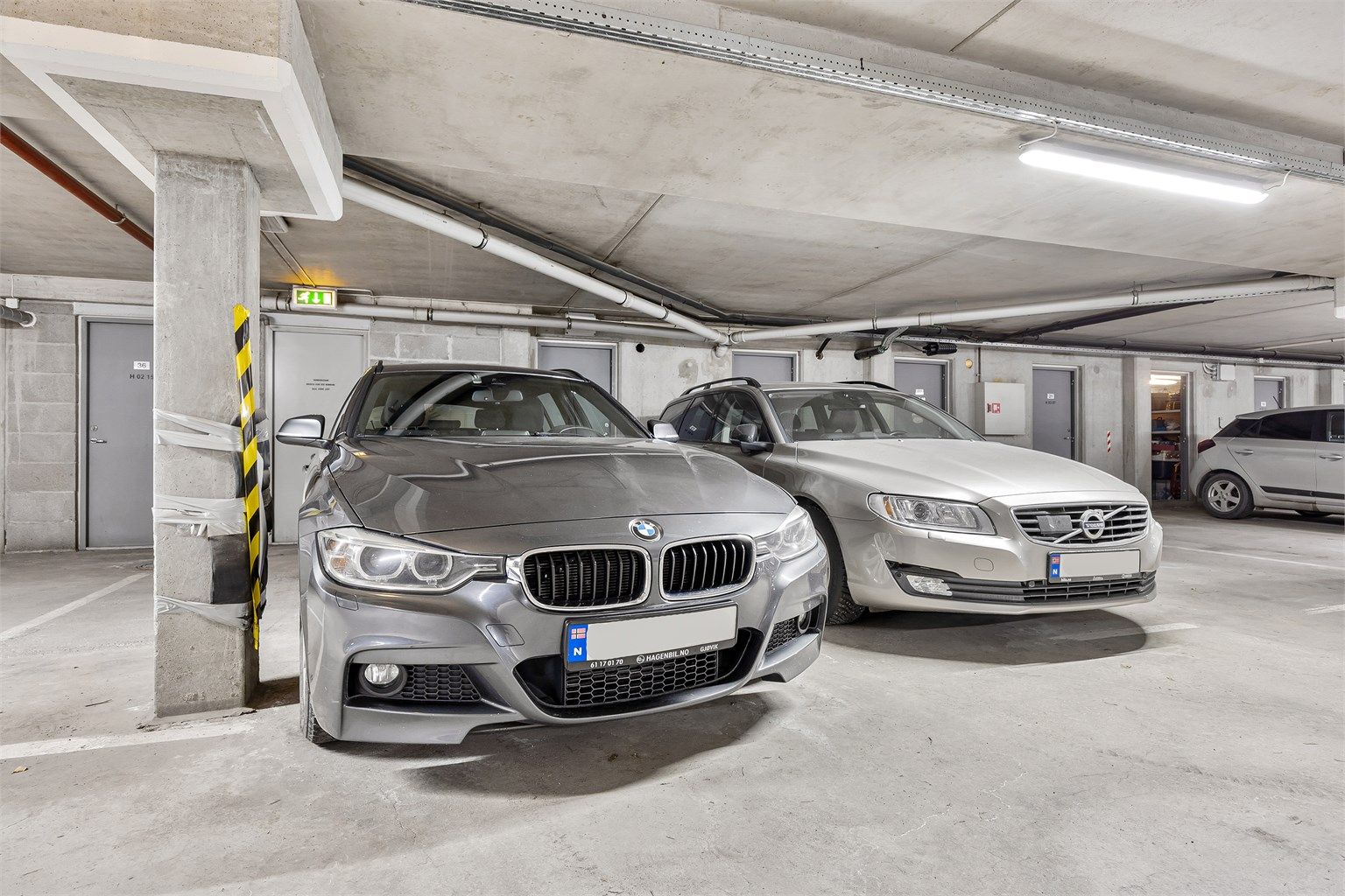 Leiligheten disponerer en fast garasjeplass og en bod. Det er tilrettelagt for installasjon av elbillader.