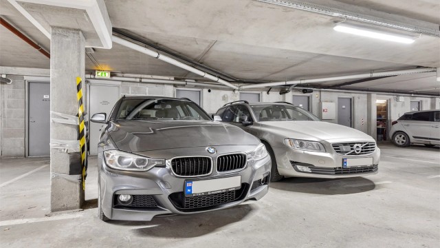 Leiligheten disponerer en fast garasjeplass og en bod. Det er tilrettelagt for installasjon av elbillader.