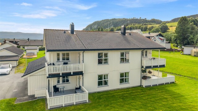 Velkommen til Hammerslia 4D, en lys og innbydende leilighet med attraktiv og familievennlig beliggenhet i Buvika.