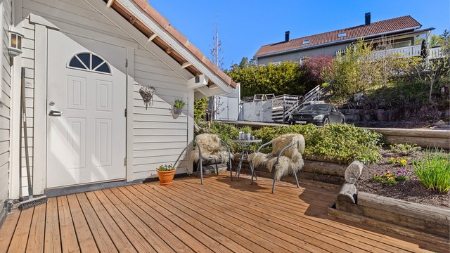 Koselig beplantning utenfor inngangsterrassen