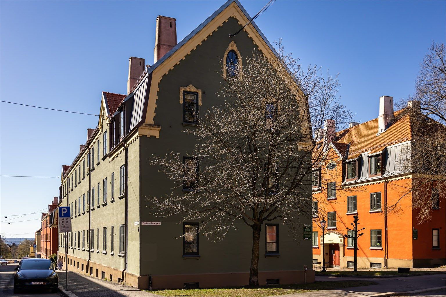 Da byggene ble tegnet, la arkitekt Rivertz stor vekt på at det skulle være plass og lys mellom bebyggelsen, som i dag er til stor glede for beboerne.
