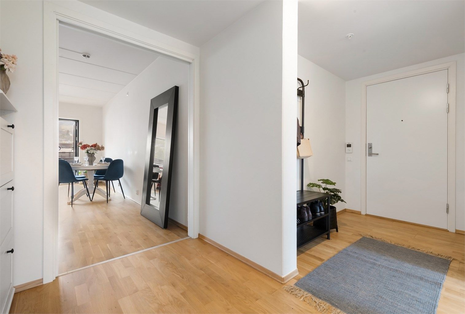 Entréen gir et lyst førsteinntrykk og leder direkte inn til oppholdsrommene.
