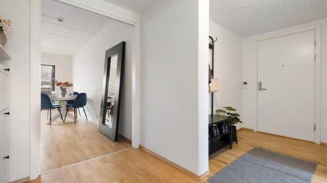 Entréen gir et lyst førsteinntrykk og leder direkte inn til oppholdsrommene.