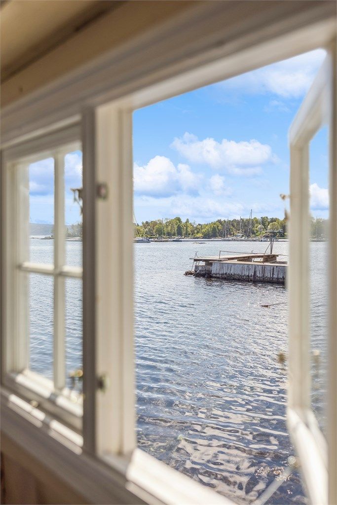 Fra dette vinduet ser man Hellviktangen med populær badestrand og Gårds- /kunstkafé med konserter og utstillinger.