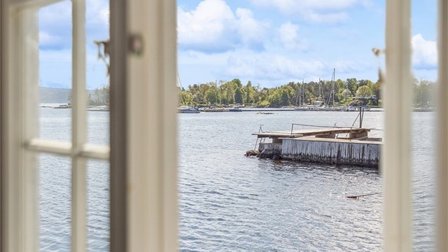 Fra dette vinduet ser man Hellviktangen med populær badestrand og Gårds- /kunstkafé med konserter og utstillinger.