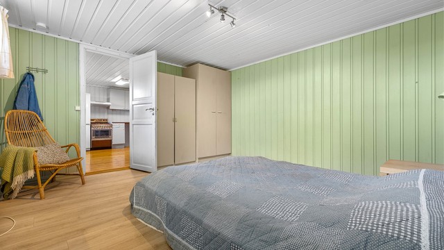 Rommet har garderobeskap og direkte tilknytning til kjellerkjøkkenet.
