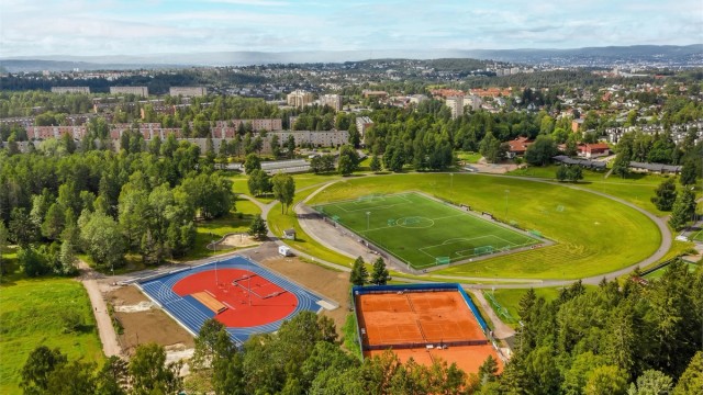 Haraløkka idrettsanlegg ligger 3 minutter unna.