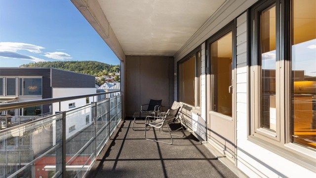 Fra stuen er det utgang til en overbygget vestvendt balkong på 15 kvm med utvendig strømuttak og teppe på gulv.