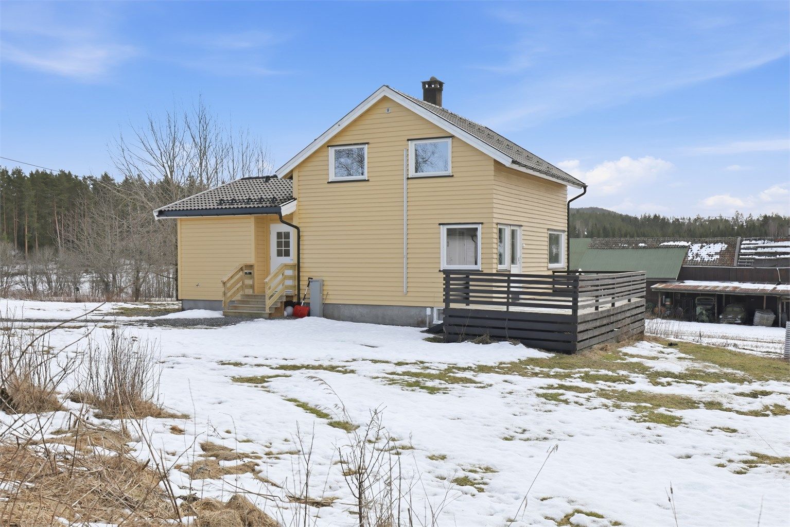 Boligen er beliggende i et landlig boligområdet. 