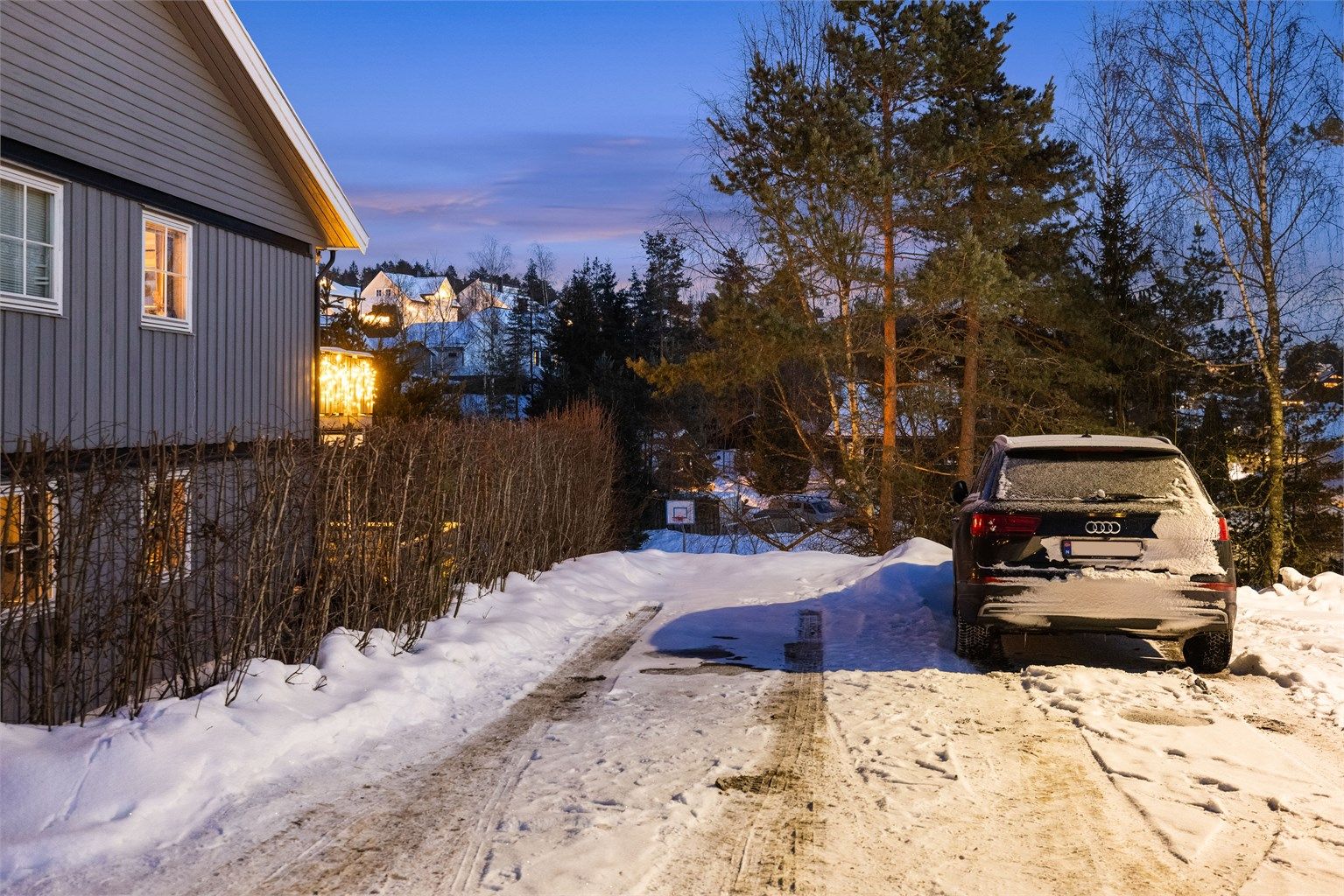 Det medfølger to faste parkeringsplasser til leiligheten.