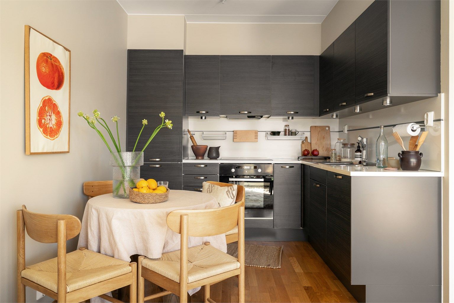 Kjøkkenet har laminatbenkeplate med planlimt vaskekum og balansert ventilasjon med avtrekk over kokeplassen. Det er også plass til en trivelig spiseplass.