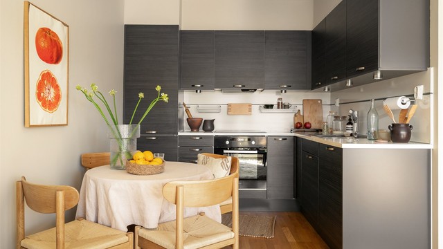 Kjøkkenet har laminatbenkeplate med planlimt vaskekum og balansert ventilasjon med avtrekk over kokeplassen. Det er også plass til en trivelig spiseplass.