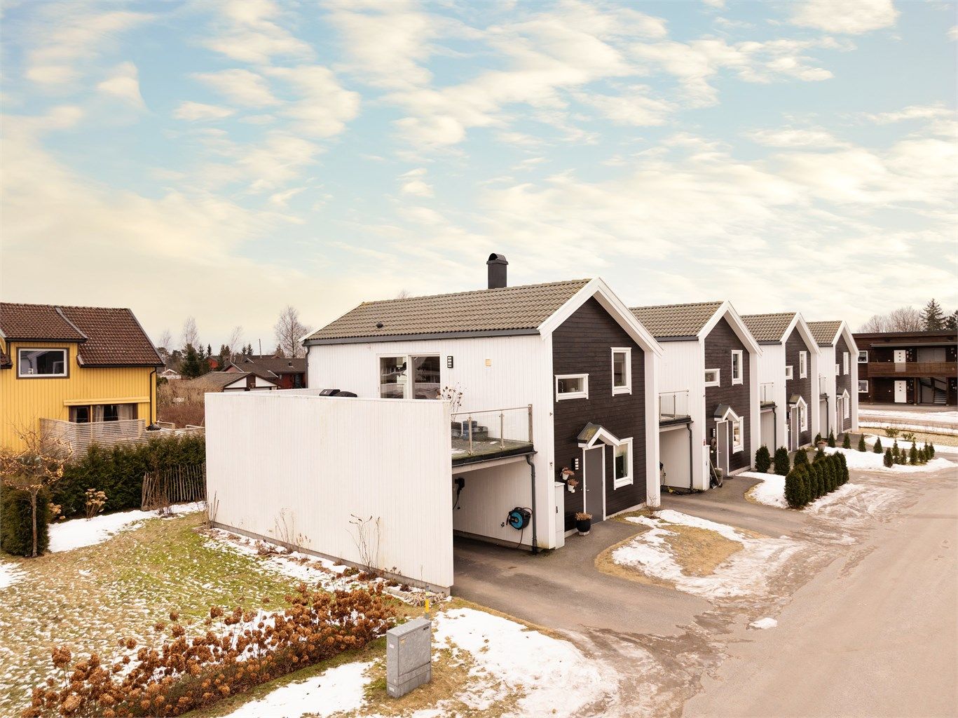 Boligen ble oppført i 2018 med moderne arkitektur og god standard. Den er én av totalt 32 i Sameiet Bodalsjordet og attraktivt beliggende i 20-rekkens ende.