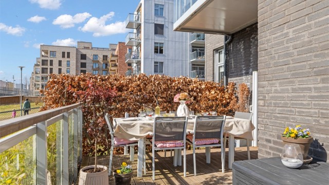 Uteplassen er belagt med terrassebord og har god plass til en stor spisegruppe.