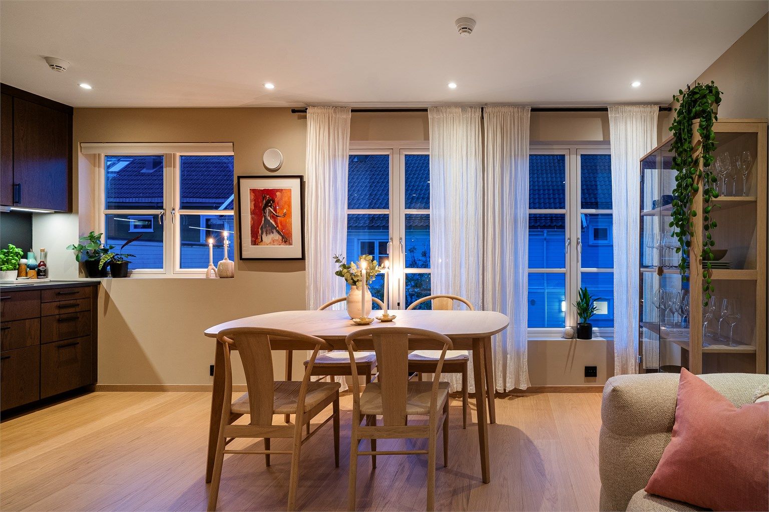 Det er flott en-stavs parkett på gulv. Det er gulvvarme i første etasje (foruten soverom). 